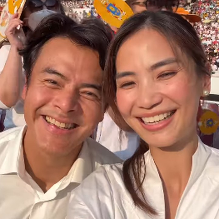 <p>Kedatangan Paus Fransiskus ke Indonesia dan memimpin Misa di Gelora Bung Karno disambut suka cita. Tak hanya masyarakat kalangan biasa, beberapa selebriti Indonesia juga terlihat antusias membagikan momen tersebut di media sosial Instagram. Pertama, ada Dion Wiyoko yang mengunggah video singkat berada di tribun bersama sang istri. (Instagram @dionwiyoko)<br /><br /><br /></p>