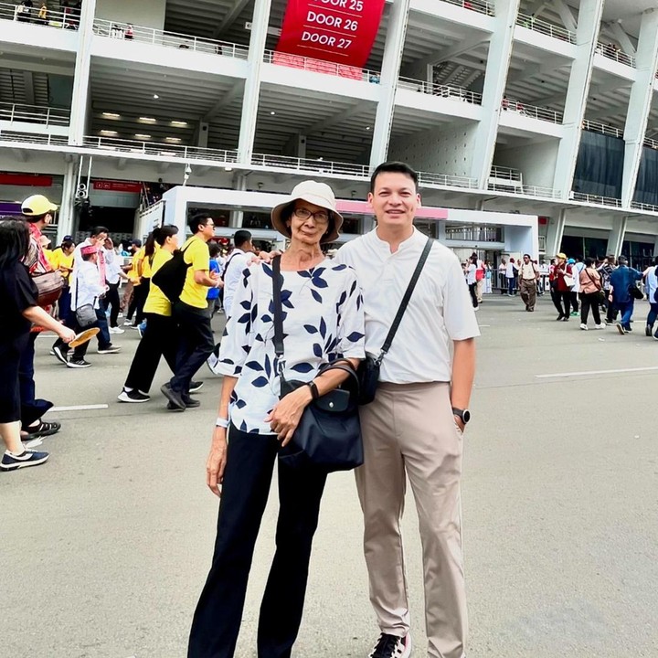 <p>Selanjutnya<em>,</em> aktor Ben Joshua turut terlihat hadir di GBK, nih. Ia mengabadikan potret di luar stadion bersama sang ibunda. "Misa di GBK bareng Pope Francis," tulisnya di caption. (Foto: Instagram @benjoshua_r).<br /><br /><br /></p>
