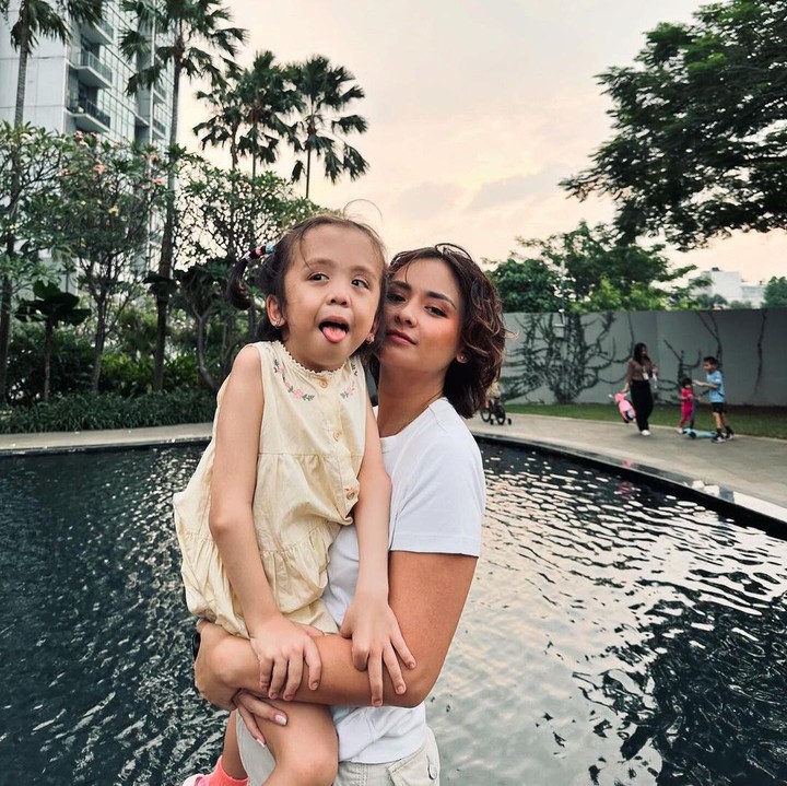 <p>Anak bungsu aktris Joanna Alexandra, Ziona Eden Alexandra Panggabean atau akrab disapa Zio, lahir secara prematur melalui proses persalinan pervaginam di usia kehamilan 36 minggu 3 hari. Zio lahir pada 24 Mei 2017 dengan berat 2,6 kg dan panjang 45 cm. Joanna melahirkan prematur karena jantung putrinya lemah saat berada di dalam kandungan dan hasil USG menunjukkan kepala Zio tampak lebih besar. (Foto: Instagram @joannaalexandra)</p>