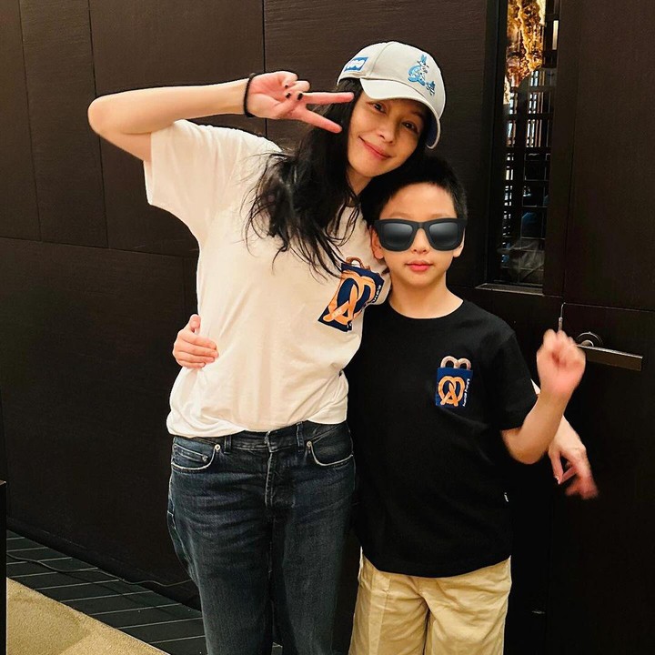 <p>Artis Taiwan Vivian Hsu melahirkan prematur anak pertamanya yang berjenis kelamin laki-laki pada 13 Agustus 2015. Putra pertama bintang film <em>The Knot</em> ini lahir pada usia kandungan 32 minggu dengan berat 32 kg. Vivian Hsu menjalani kehamilan pertamanya dengan penuh tantangan, di mana ia harus mengonsumsi 13 pil dalam sehari dan menerima 300 untuk menstabilkan kondisi janinnya. (Foto: Instagram @vivianhsu.ironv)</p>