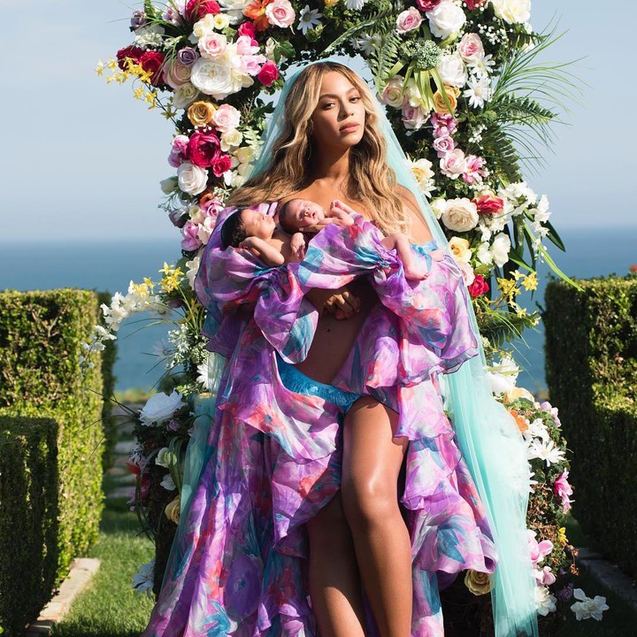<p>Penyanyi terkenal Beyonce melahirkan prematur anak kembarnya, Sir Carter dan Rumi. Istri Jay-Z ini mesti menjalani operasi caesar darurat karena mengalami pembengkakan akibat preeklamsia, Bunda. Setelah dilahirkan, Sir dan Rumi menjalani perawatan intensif di NICU selama berminggu-minggu. (Foto: Instagram @beyonce)</p>