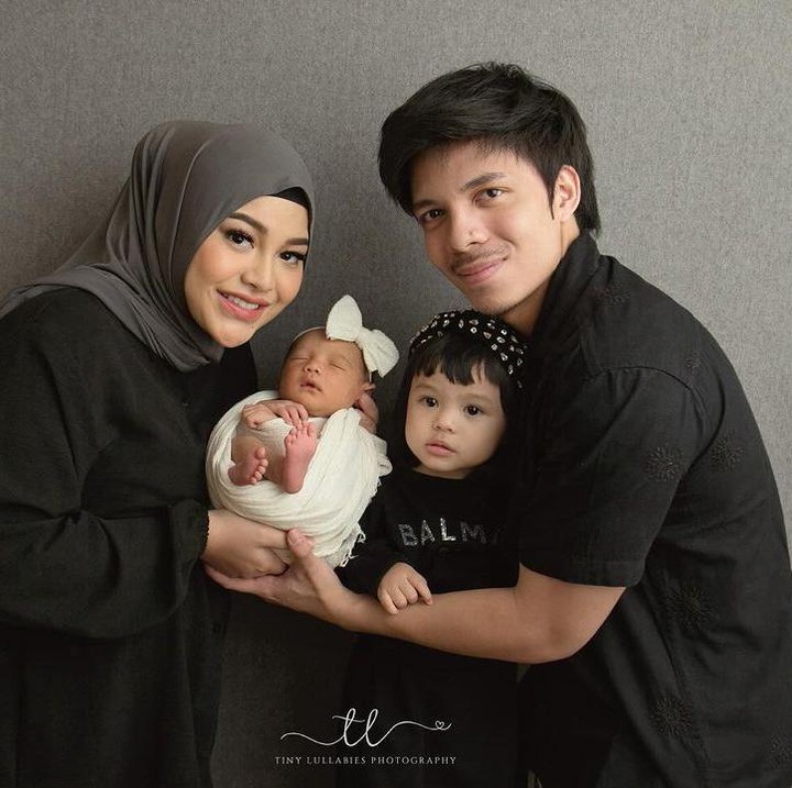 <p>Duka kehilangan anak karena keguguran juga pernah dialami Aurel Hermansyah. Istri Atta Halilintar ini mengalami keguguran di usia kehamilan lima minggu saat mengandung anak pertamanya di tahun 2021. Hanya beberapa bulan setelah keguguran, Aurel kembali positif hamil dan melahirkan putri pertamanya Ameena pada 22 Februari 2022. Putri penyanyi Krisdayanti ini lalu dikaruniai kembali anak kedua yang bernama Azura pada 11 November 2023. (Foto: Instagram @attahalilintar)</p>