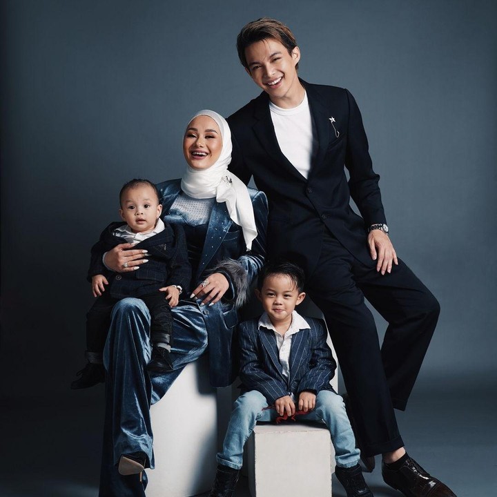 <p>Aktris Dinda Hauw mesti merasakan kesedihan mendalam karena mengalami keguguran anak kembar di kehamilan keduanya. Istri Rey Mbayang ini mengalami perdarahan hebat yang membuatnya harus dilarikan ke rumah sakit. Dokter segera menangani Dinda. Namun, nyawa janinnya tidak bisa diselamatkan. Tak lama setelah kehilangan kedua janinnya, Dinda mengumumkan kehamilan saat tengah menunaikan umrah di Tanah Suci. Ia melahirkan anak keduanya pada 2 Maret 2023. (Foto: Instagram @dindahw)</p>
