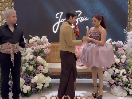Momen Brisia Jodie Dilamar Jonathan Alden di Atas Panggung