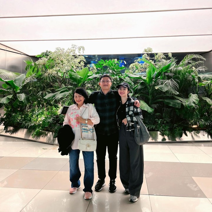 <p>Momen haru tersebut juga dibagikan langsung oleh Febby melalui beberapa potret yang diunggah di akun Instagram pribadinya. Ia pun mengaku saat itu perasaannya campur aduk. "Senang, bangga, terharu, campur aduk rasanya. Akhirnya tiba hari dimana nganter adik kecilku untuk pergi mengejar cita-citanya," tulis Febby, dikutip dari laman <em>Instagram@febbyrastanty,</em> Minggu (8/9/2024). (Foto: Instagram @febbyrastanty)</p>