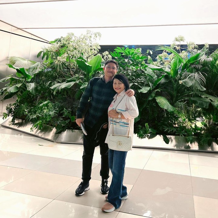 <p>Perempuan 28 tahun ini juga mengaku selalu bersaing nilai sejak kecil, tetapi sang adik selalu lebih unggul. "Kita selalu bersaing soal nilai dari kecil, tapi sebelnya, dia emang selalu lebih unggul dari aku. Dan sekarang, UCLA quantitative economics graduate student? Duh kakaknya sih nyusul nanti buat jalan-jalan aja dulu ya hahahahaha," tuturnya. (Foto: Instagram @febbyrastanty)</p>