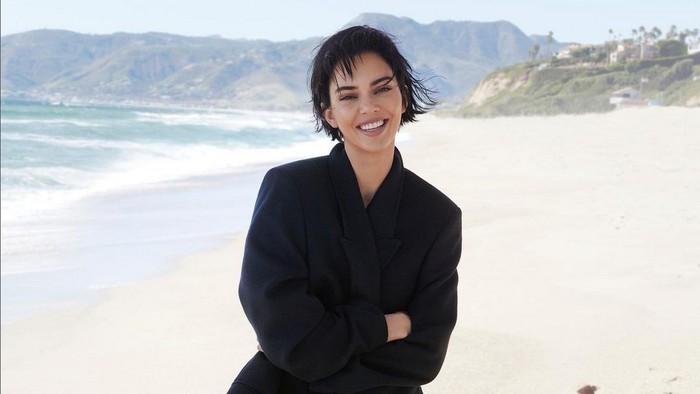 img-title Intip Gaya Rambut Kendall Jenner untuk Berbagai Outfit, dari Kasual hingga Formal