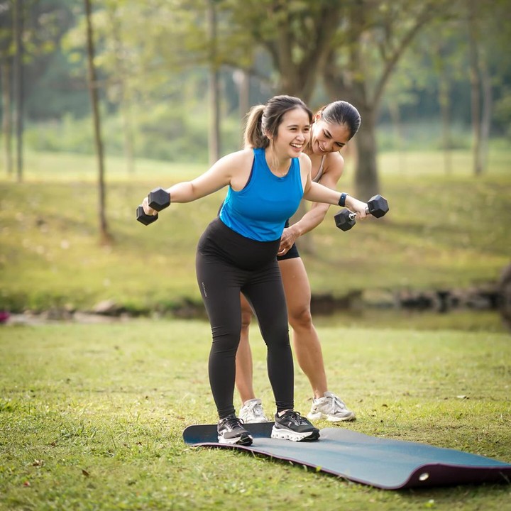 <p>Gritte mengatakan, olahraga ini dilakukan sesuai arahan dokter dan<em> personal trainer</em> atau PT, Bunda. "Ini semua persetujuan dokter dan dalam pengawasan PT ya guys," ucapnya. (Foto: Instagram @gritteagathaa)</p>