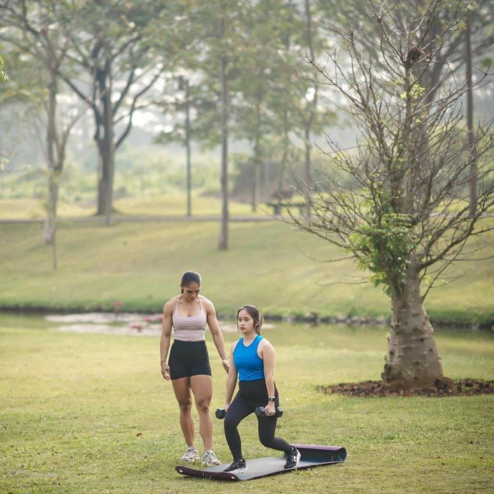 <p>Selain ke <em>gym,</em> perempuan berusia 28 tahun ini juga berolahraga di ruang terbuka, lho. Intip saja potretnya yang tengah melakukan gerakan <em>lunges</em> memakai <em>dumbbell</em> di taman yang asri. (Foto: Instagram @gritteagathaa)</p>