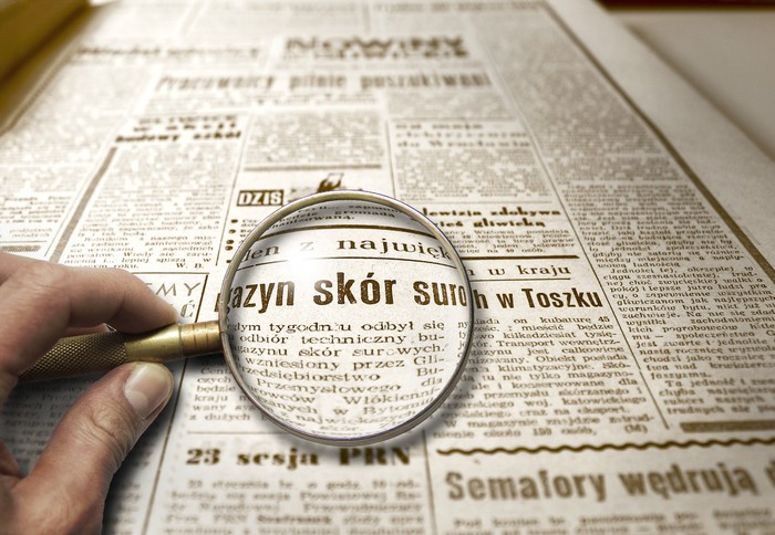 Ciri khas orang cerdas adalah keinginannya mengikuti perkembangan terkini. Karena itu, ia akan mengunduh aplikasi berita di ponselnya.