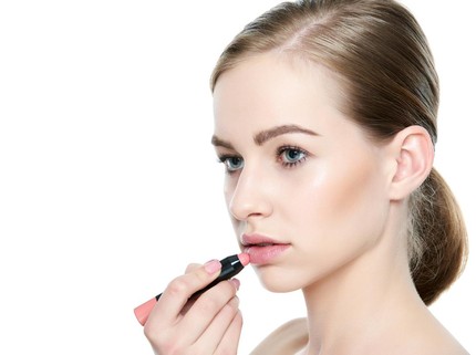 5 Perbedaan Lip Crayon dan Lipstik, Lebih Bagus yang Mana?