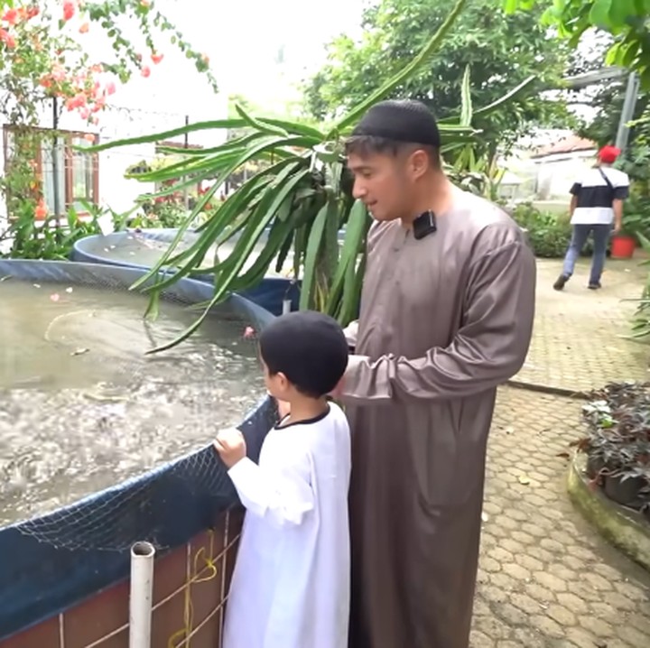 <p>Beberapa waktu lalu, presenter Irfan Hakim mengungkap sudut rumah Mamah Dedeh saat berkunjung ke rumah ustazah ini. Siapa yang menyangka, ternyata rumah Mamah Dedeh tidak berada di Jakarta, melainkan terletak di Ciseeng, Jawa Barat. (Foto: YouTube deHakims Story)</p>
