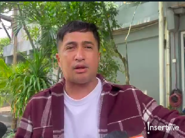img-title Ini Potret Irfan Hakim yang Cium Tangan Sendiri Saat Salami Ustaz Adi Hidayat