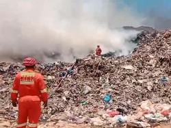 TPA Bonto Ramba Maros Terbakar Diduga Akibat Cuaca Panas