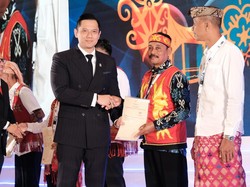 AHY Serahkan 15 Sertifikat Tanah Ulayat ke 9 Masyarakat Adat