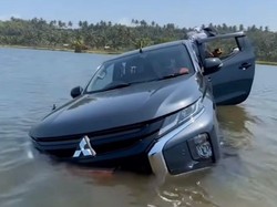 Mobil Bupati Bengkulu Selatan Terperosok-Terbawa Air Saat Tinjau Banjir