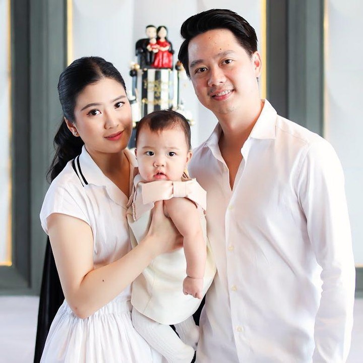 <p>Valencia menceritakan bahwa ini perjalanan panjang pertama sang putri. Selain itu, ini juga jadi tip pertama keluarga tanpa mengajak pengasuh. "Kami bertiga, musim panas di Cali. (Penerbangan jarak jauh pertama Bebe dan perjalanan keluarga pertama kami tanpa pengasuh)," tulis Valen.(foto: Instagram @valenciatanoe dan @kevin_sanjaya)<br /><br /><br /></p>