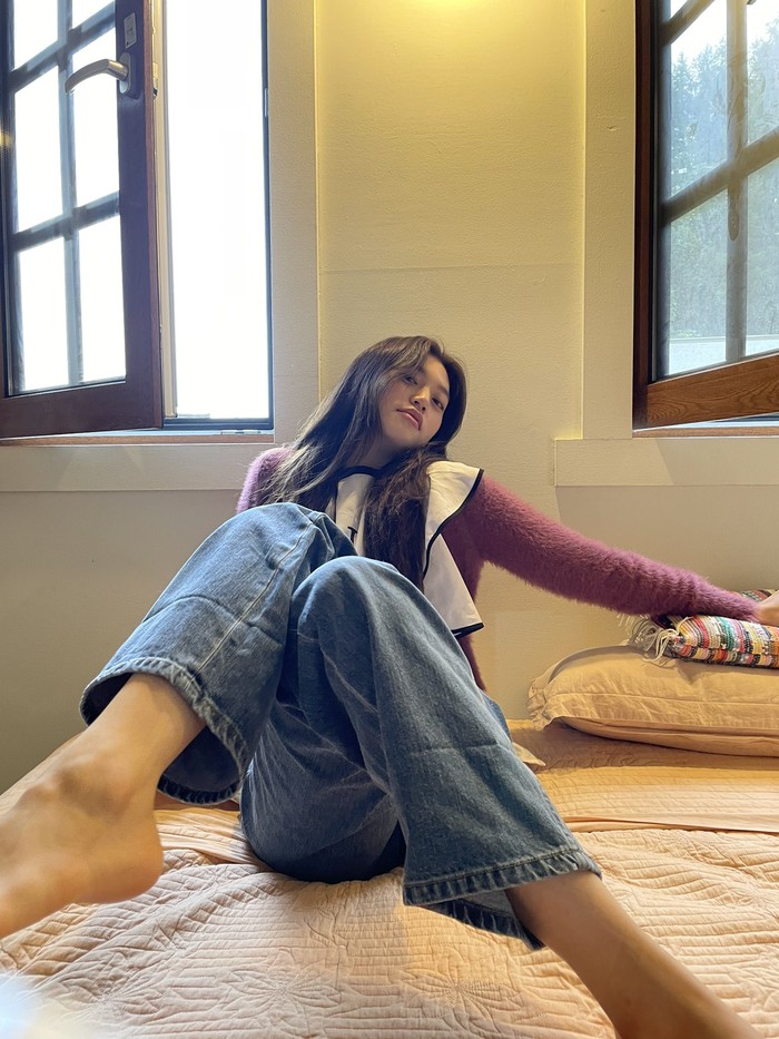 Kim Doyeon berhasil menempati posisi ke-8 dalam Produce 101 musim pertama, menjadikannya bagian dari final lineup acara survival tersebut. Debutnya sebagai anggota I.O.I menandakan awal perjalanannya di industri musik Korea Selatan. / Foto: x.com/WekiMeki