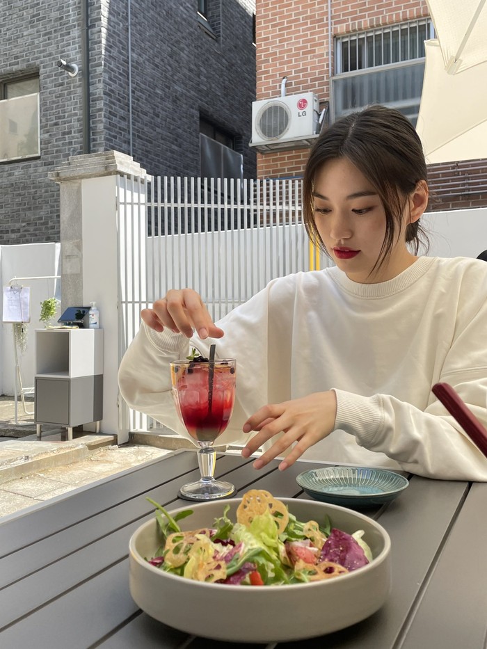 Kim Doyeon lahir pada 4 Desember 1999 di Bupyeong-gu, Incheon, membuatnya memiliki zodiak Sagitarius dan shio kelinci. Layaknya saudara kembar, ia memiliki tanggal lahir yang sama dengan Kang Mina, rekan satu timnya dahulu di I.O.I. / Foto: x.com/WekiMeki