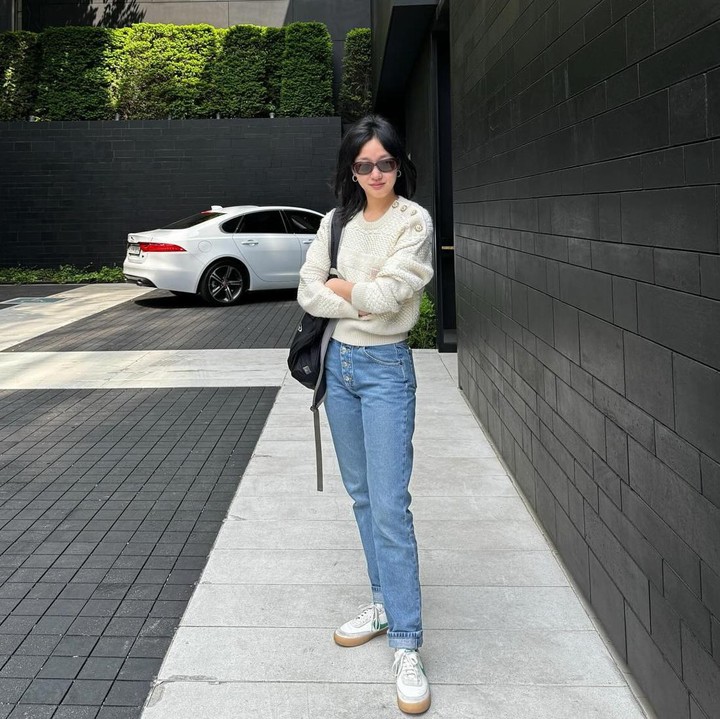 <p>Kim Go Eun punya padu padan <em>outfit</em> modis untuk gaya kasual. Salah satu<em> fashion item</em> andalannya adalah celana <em>jeans.</em> Seperti dalam foto yang diunggah, ia tampil santai dengan padu padan celana <em>jeans</em> dan <em>sweatshirt</em> putih. (Foto: Instagram @ggonekim)</p>