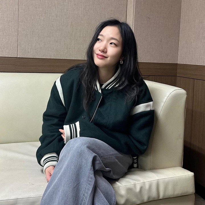 <p>Tampil lebih <em>sporty,</em> Kim Go Eun mengenakan jaket bersiluet <em>oversized.</em> Ia memadukannya bersama celana <em>jeans</em> warna biru keabuan yang sangat longgar. (Foto: Instagram @ggonekim)</p>