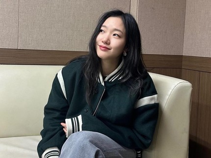 5 Potret Outfit Stylish Kim Go Eun, Padu Padan Celana Jeans