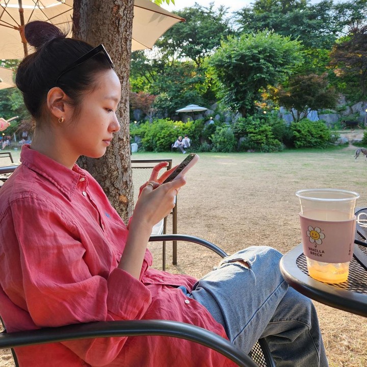 <p>Gaya Kim Go Eun yang santai tetap membuatnya terlihat modis, lho. Bunda bisa padukan kemeja dengan celana <em>jeans</em> bersiluet <em>oversized.</em> Pilih warna cerah seperti <em>pink</em> terang untuk memberi sentuhan <em>colorful.</em> (Foto: Instagram @ggonekim)</p>