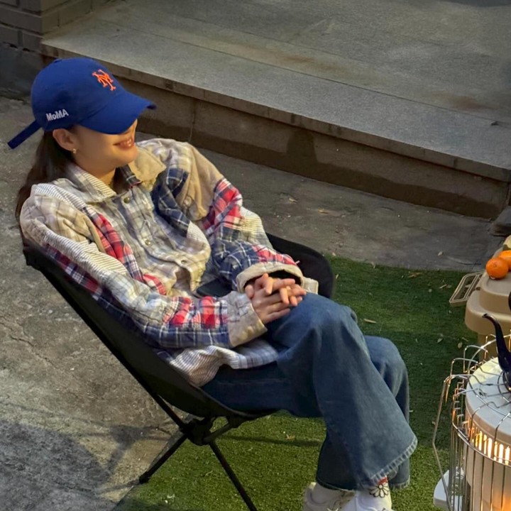 <p>Celana jeans juga cocok dipadukan bersama <em>oversized shirt.</em> Kali ini, Kim Go Eun mengenakan <em>flanel shirt</em> bernuansa <em>colorful</em> dengan celana bersiluet <em>loose.</em> Ia juga memakai topi berwarna biru yang senada dengan celana. (Foto: Instagram @ggonekim)</p>