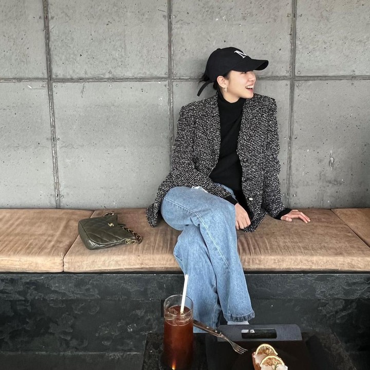 <p>Bintang film <em>Exhuma</em> juga tampil <em>stylish</em> dengan padu padan celana <em>jeans</em> dan <em>knitted cardigan</em> abu-abu yang dipadukan bersama <em>inner</em> dan topi warna hitam. (Foto: Instagram @ggonekim)</p>