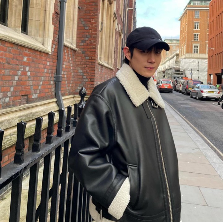 <p>Di drakor <em>No Gain No Love,</em> Kim Young Dae memerankan tokoh Kim Ji Wook yang dikisahkan sebagai penjaga toko swalayan. Ia bekerja pada malam hari dan selalu membantu orang lain yang membutuhkan bantuan. (Foto: Instagram @youngdae0302)</p>