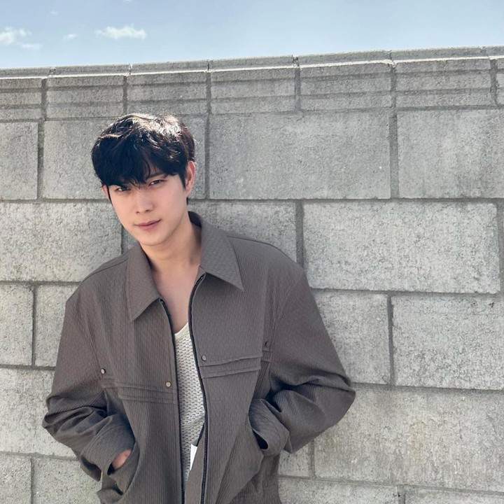 <p>Nama Kim Young Dae semakin melambung di dunia hiburan. Debut pada 2017, saat ini ia membintangi drama Korea terbaru bersama aktris terkemuka Shin Min Ah. (Foto: Instagram @youngdae0302)</p>