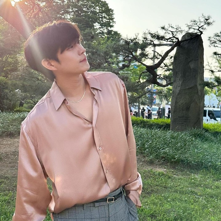 <p>Suatu ketika, ia bertemu dengan Son Hae Yeong (Shin Min Ah) dan diajak untuk berpura-pura menjadi calon pengantinnya, Bunda. Aktor berusia 28 tahun ini menampilkan <em>chemistry</em>-nya di drakor bergenre komedi romantis itu. (Foto: Instagram @youngdae0302)</p>