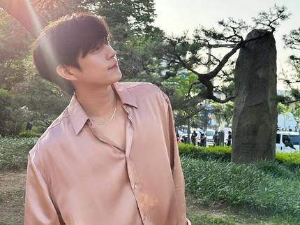 5 Potret Tampan Kim Young Dae, Bintang Drakor No Gain No Love