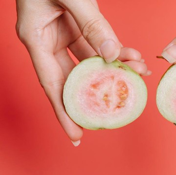 Orang Bilang 'Makan Biji Jambu Bisa Bikin Usus Buntu', Benarkah?