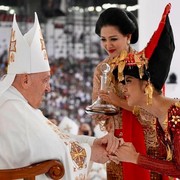 Beda Gaya Lyodra Ginting dan Angel Pieters saat Tampil di Misa Akbar Bersama Paus Fransiskus