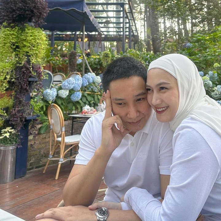 <p>Selama ini, Melody jarang membagikan potret bersama sang suami di media sosial. Meski begitu, pasangan ini tetap terlihat mesra dilihat dari beberapa potret yang diunggah di akun Instagram pribadi mereka. (Foto: Instagram @fathonihanif dan @melodylaksani92)<br /><br /><br /></p>