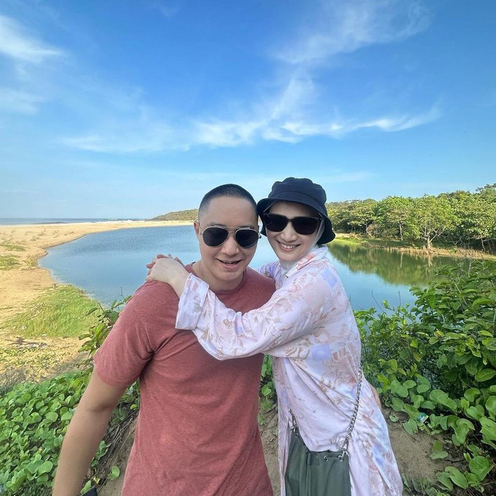 <p>Selama 6 tahun menikah, pasangan ini juga tak pernah diterpa gosip miring. Kehidupan rumah tangga Melody dan Hanif harmonis dan tampak bahagia, Bunda. "<em>Everything’s better in 2024</em>," tulis Melody. (Foto: Instagram @fathonihanif dan @melodylaksani92)<br /><br /><br /></p>