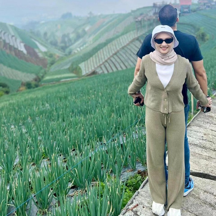<p>Meski punya kesibukan masing-masing, Melody dan Hanif ternyata tetap meluangkan waktu untuk satu sama lain. Misalnya saja momen berikut ini, diketahui mereka sedang menikmati liburan bersama. (Foto: Instagram @fathonihanif dan @melodylaksani92)<br /><br /><br /></p>
