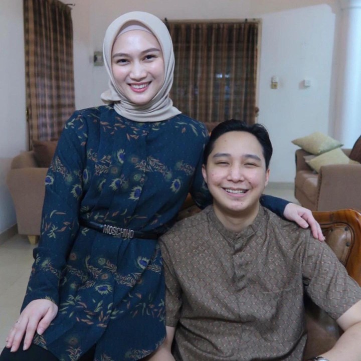 <p>Melody eks JKT48 menikah dengan Hanif Fathoni sejak tahun 2018, Bunda. Diketahui, sang suami merupakan teman semasa SMA-nya dahulu. (Foto: Instagram @fathonihanif dan @melodylaksani92)<br /><br /><br /></p>
