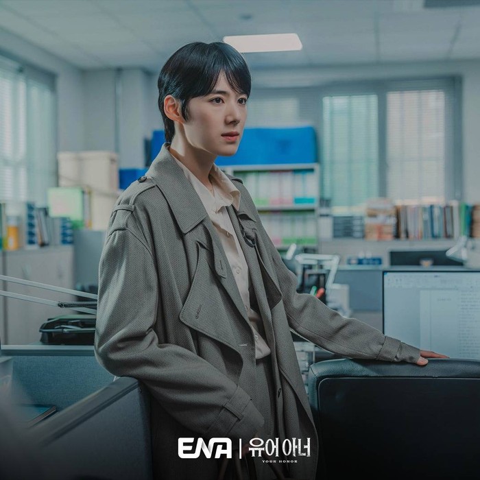 Menariknya, transformasi penampilan Jung Eun Chae dengan potongan rambut model barunya sukses membuat publik pangling, Beauties. Parasnya pun dinilai makin cantik sekaligus karismatik./ Foto: instagram.com/channel.ena.d