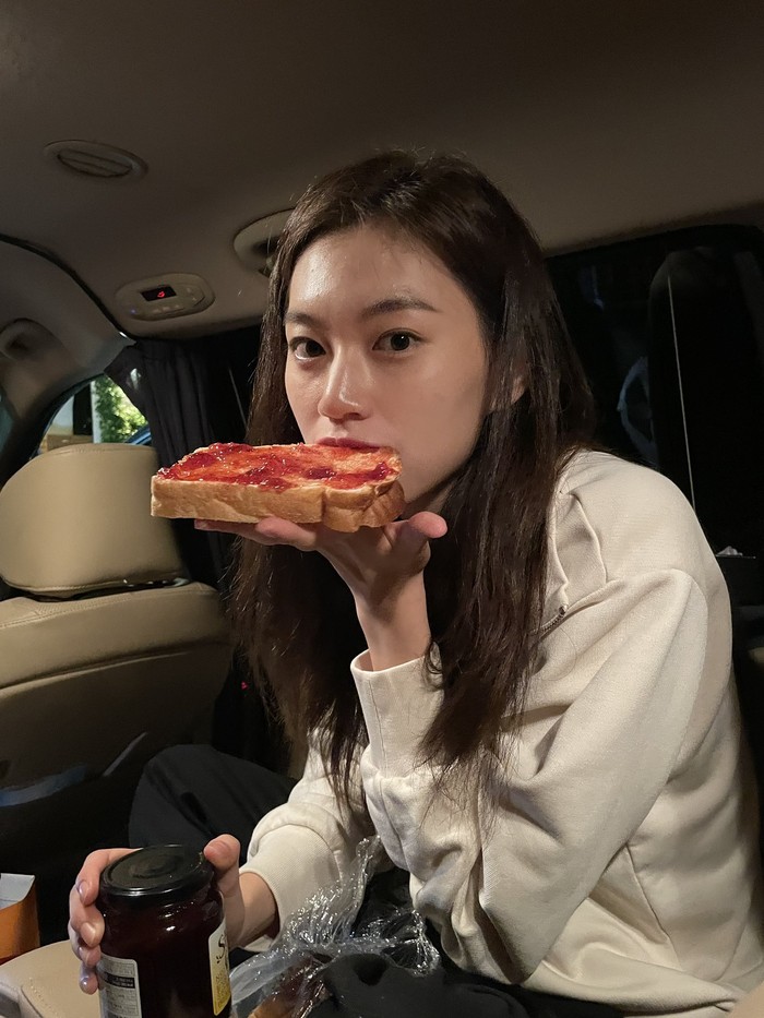 Menurut kabar yang beredar, Kim Doyeon belum lama ini diketahui telah menyelesaikan kursus perfilman jangka pendek di London. Sekembalinya ke Korea Selatan, ia menghadiri pembukaan pameran Saint Laurent Pinault Collection di Seoul. / Foto: x.com/WekiMeki