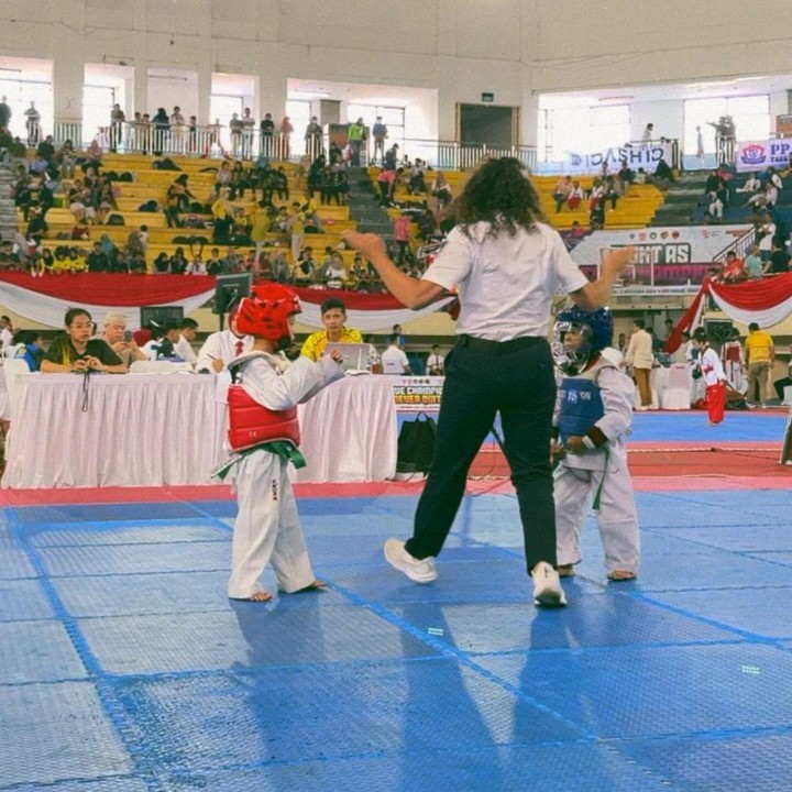 <p>Momen ini dibagikan langsung oleh Natasha Rizky pada laman Instagram-nya. Natasha mengungkap bahwa dirinya sangat terharu ketika melihat sang putra masuk ke dalam ring. "Alhamdulillah, Gege dapat <em>silver</em>. Meskipun <em>first time</em> tanding taekwondo enggak menang dan juara 2, tapi ngelihat dia berani masuk ke ring saja sudah bikin terharu," katanya. (Foto: Instagram: @natasharizkynew)</p>
