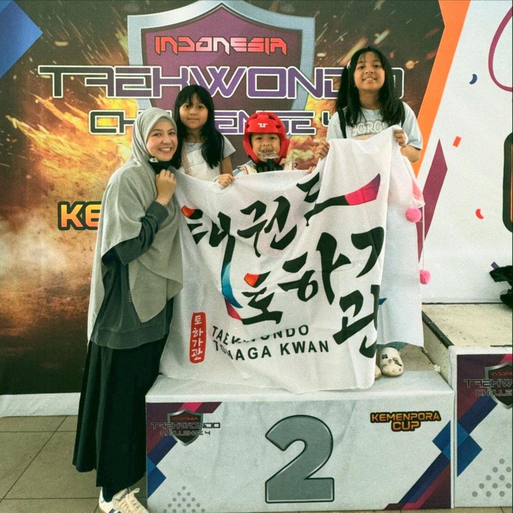 <p>Anak bungsu Natasha Rizky dan Desta, Miguel, berhasil mendapatkan medali silver dalam ajang Taekwondo Challenge Kemenpora Cup, Bunda. Momen ini dibagikan langsung oleh Natasha Rizky pada laman Instagram-nya. "<em>Alhamdulillah</em>, Gege dapat <em>silver</em>. Meskipun first time tanding taekwondo enggak menang dan juara 2, tapi ngelihat dia berani masuk ke ring saja sudah bikin terharu," katanya.  (Foto: Instagram: @natasharizkynew)</p>