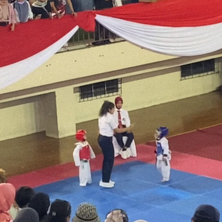 <p>"Kerennnn, lumayan ilmunya bisa dipakai buat ngejagain dua kakak perempuannya nanti," ungkap seroang netizen. "Semoga ilmu taekwondo-nya diterapkan untuk melindungi keluarga, ya, melindungi wanita dan jangan sebaliknya, Aminn," kata netizen lainnya. (Foto: Instagram: @natasharizkynew)</p>