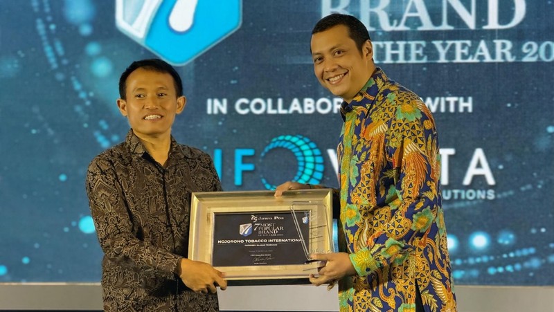Nojorono Kudus berhasil meraih penghargaan 7 Popular Brand of The Year 2024 dalam kategori 7 Terpopuler Kategori Olahan Tembakau yang digelar oleh Jawa Pos.