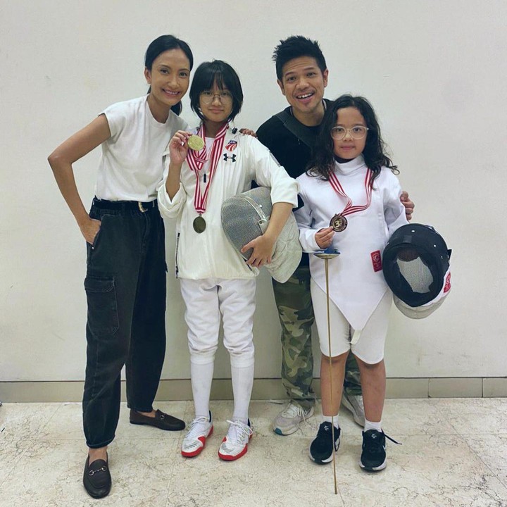 <p>Kedua putri Baim dan Artika Sari Devi, Sarah Abiela Ibrahim dan Zoe Ibrahim, belum lama ini berhasil memenangkan medali di olahraga anggar, Bunda. "Malam Om, Tante, Kakak OL-nya Abbey Zoe, Laporan malam ini, mereka alhamdulillah dapat medali lagi di kelasnya masing-masing (Sabre dan Foil)," tutur Ayah (Foto: Instagram: @baimguitar)</p>
