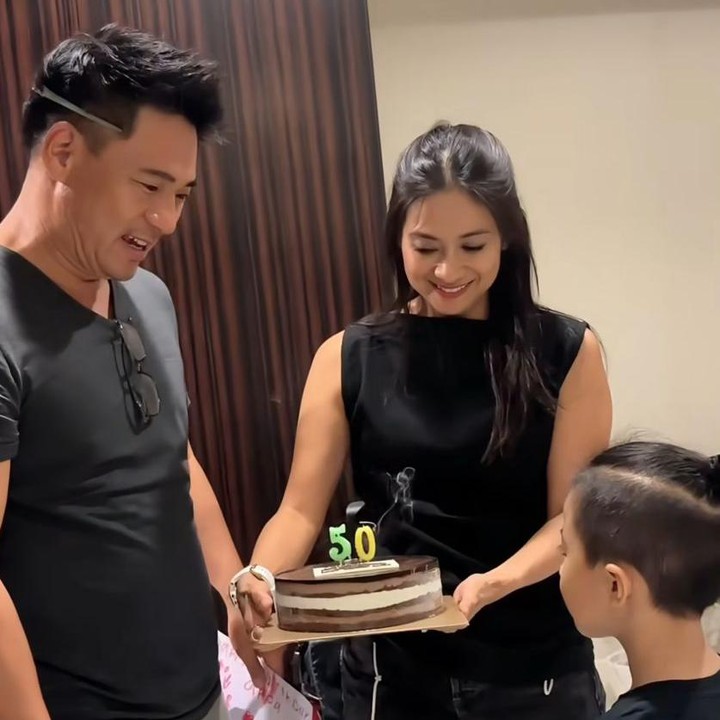 <p>Melalui video tersebut, Rini bersama putranya yang bernama Xavier Young Min Ha terlihat memberikan kejutan sederhana untuk menyambut kepulangan sang suami sekaligus merayakan ulang tahunnya. (Foto: Instagram@riniyulianti)</p>