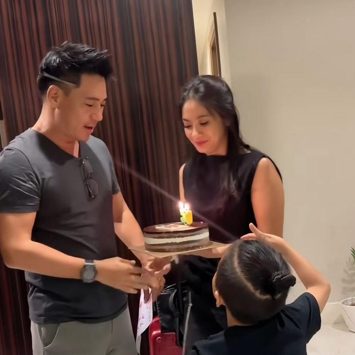 <p>“Hidup kami sangat indah. Kamu sudah berusia 50 tahun, jadi mari kita membuatnya lebih indah bersama. Selamat ulang tahun yang ke-50, pahlawanku, cintaku, dan sahabatku,” tulis Rini, dikutip dari laman Instagram @riniyulianti, Jumat (6/9/2024). (Foto: Instagram@riniyulianti)</p>