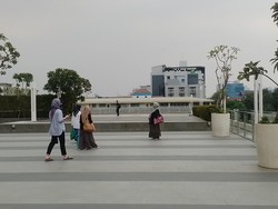 Spot Ngonten Baru Nih! Skydeck Sarinah dengan Pemandangan Gedung Tinggi Jakarta