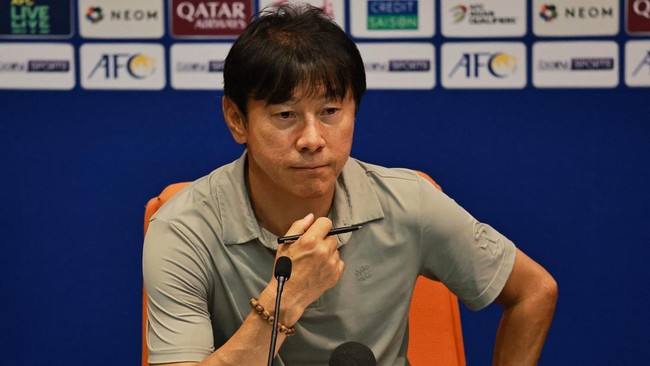 Pelatih Timnas Indonesia, Shin Tae Yong, menggelar rapat khusus bersama tim pelatih jelang pertandingan lawan Jepang pada Kualifikasi Piala Dunia 2026.